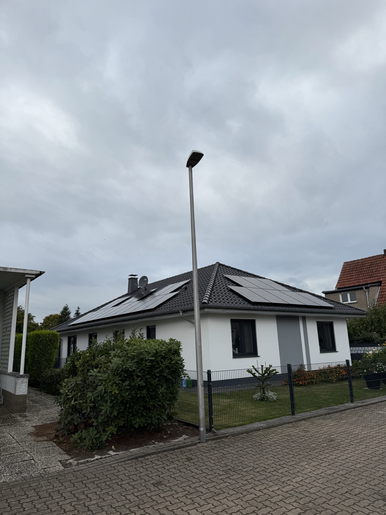 SolaStar Referenzanlage mit komplett schwarzen Modulen